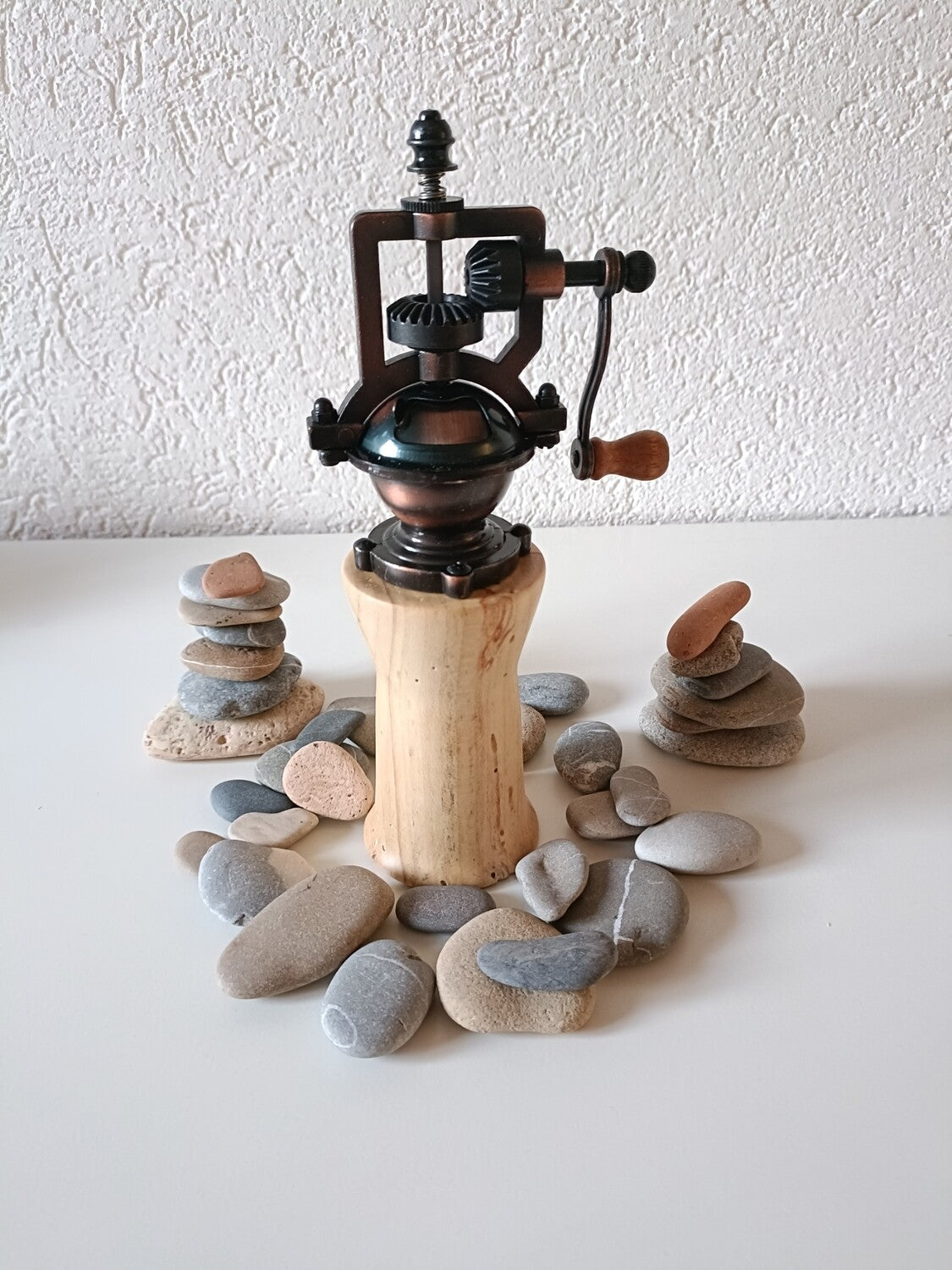 Pfeffermühle aus marmoriertem Buchenholz gefertigt